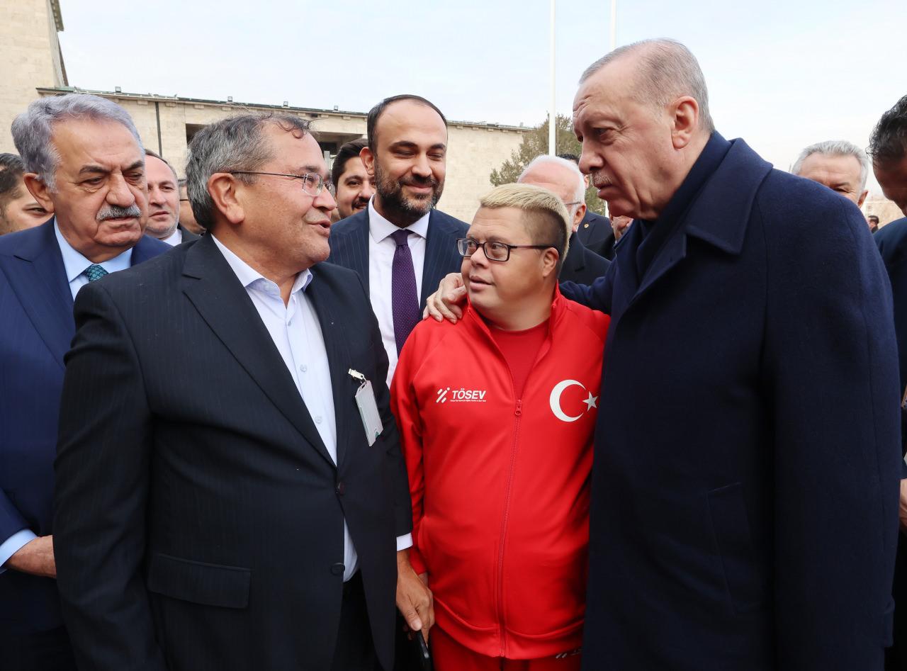 Cumhurbaşkanı ve AK Parti Genel Başkanı Recep Tayyip Erdoğan, partisinin TBMM Grup Toplantısı'na katıldı. Cumhurbaşkanı Erdoğan, vatandaşlarla sohbet etti.