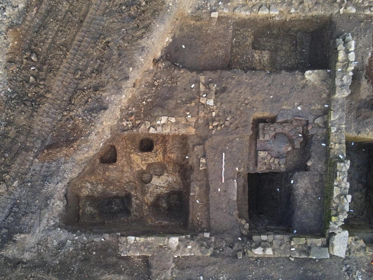 Geç Roma dönemine ait evlerde üç büyük sikke küpü bulundu