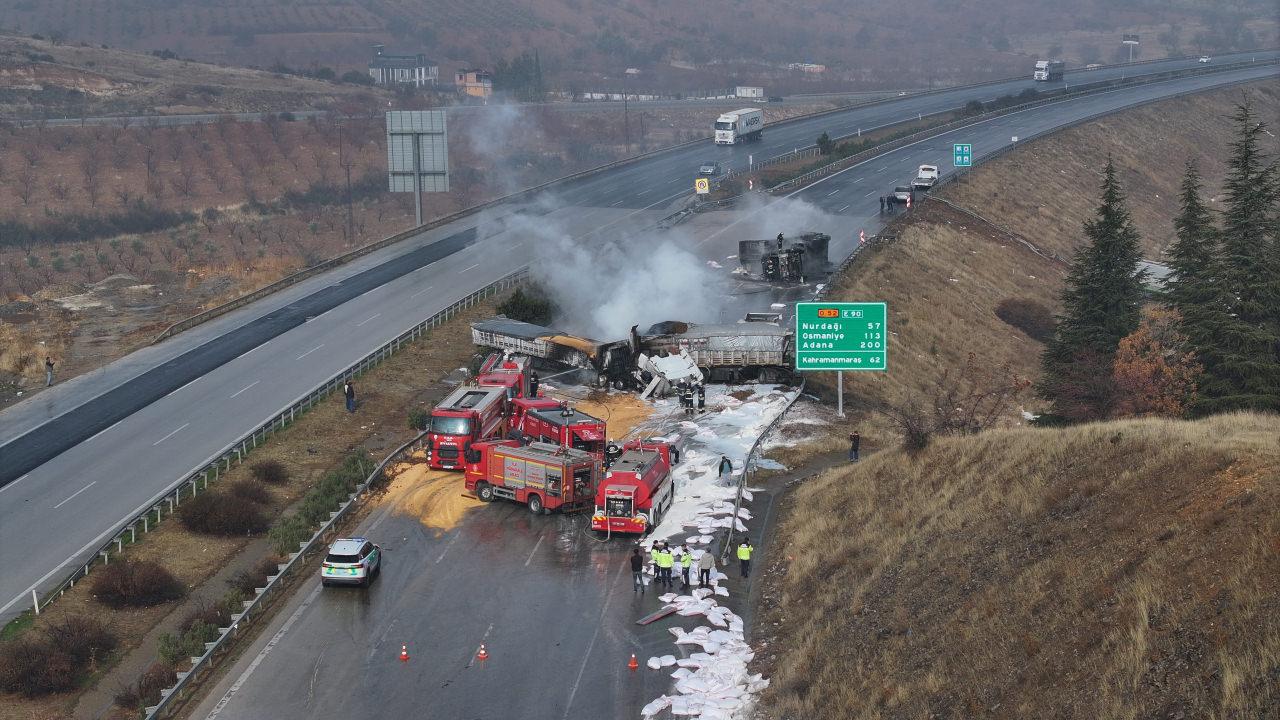 Gaziantep'te çarpışan 3 tırda yangın çıktı.