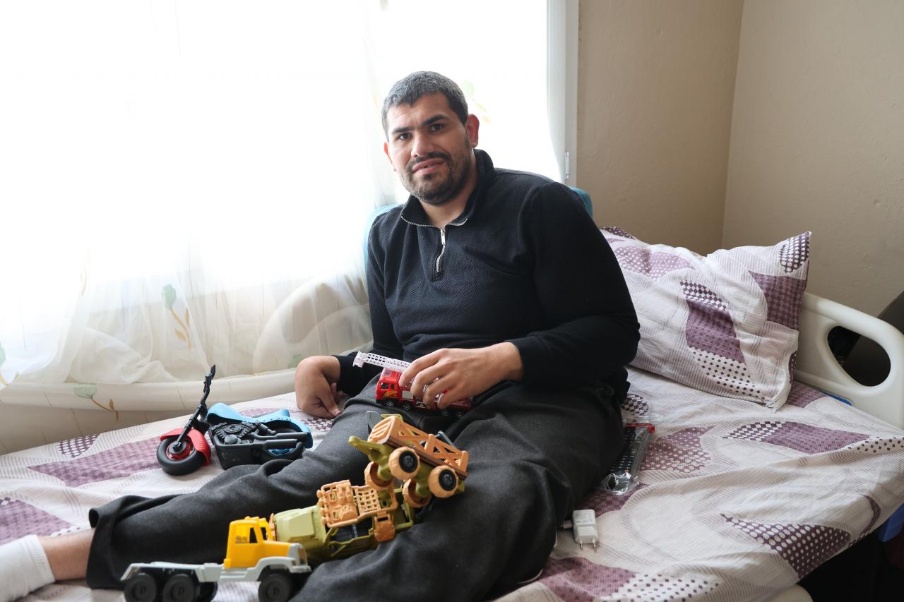 24 yıldır yatağa bağımlı olan Okan Ersin.