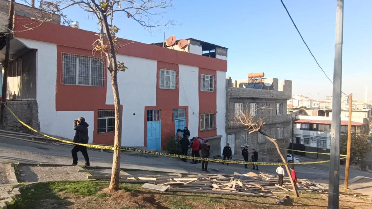 Olay yerinde güvenlik önlemleri alındı. 