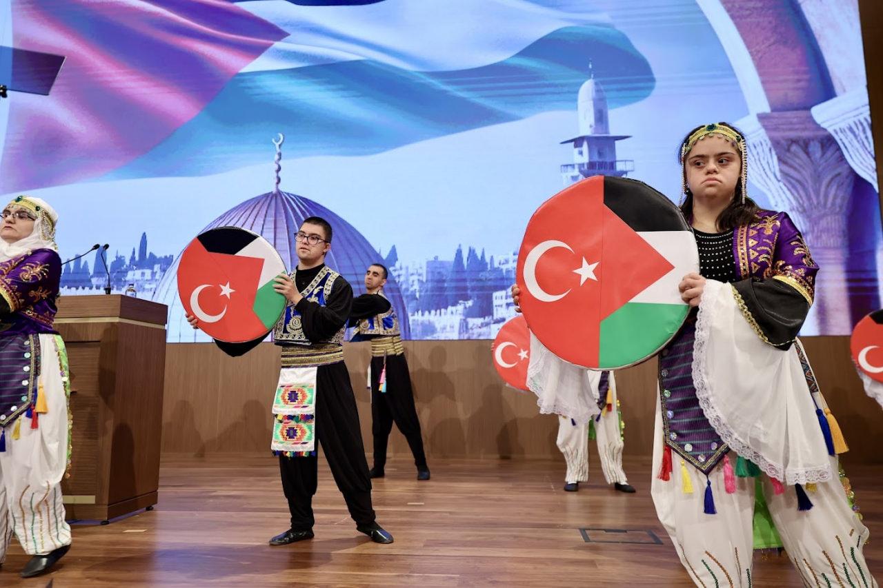 Etkinlikte engelli kardeşlerimiz de sahne aldı.