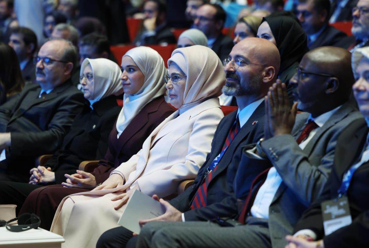 Emine Erdoğan ve Latife El Durubi zirveyi beraber takip etti.