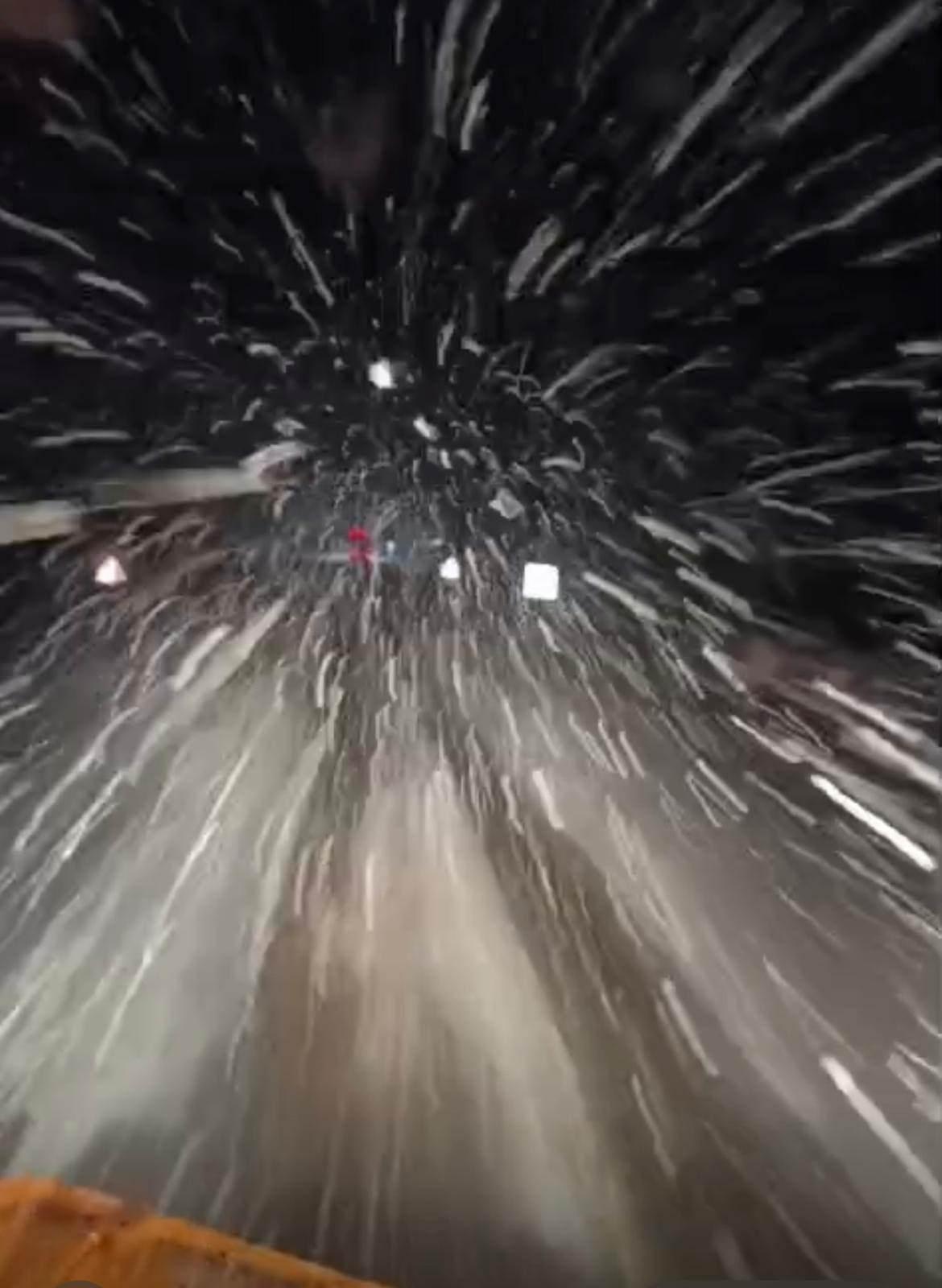 Kar yağışı, kara yolunda ulaşımı aksattı.