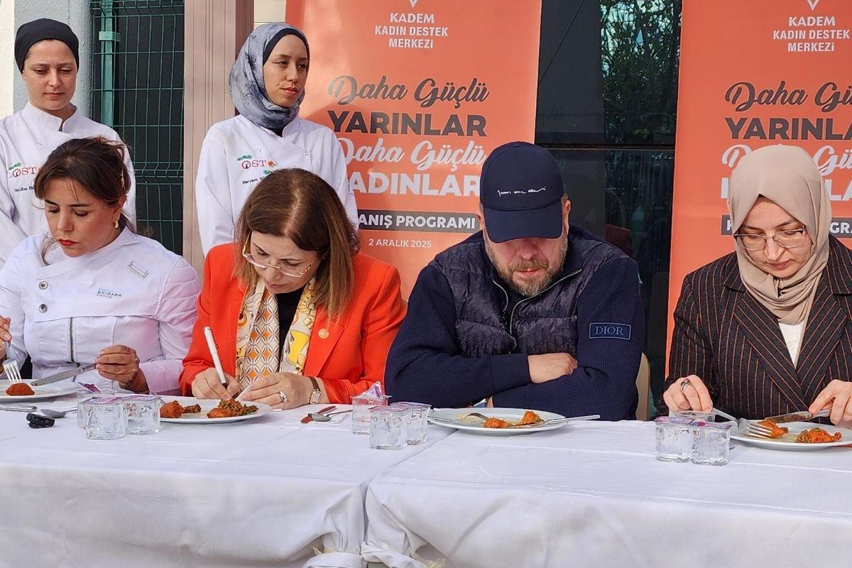 KADEM Yönetim Kurulu Başkanı Av. Dr. Canan Sarı ile şefler Yunus Emre Akkor, Ebru Baybara Demir ve Hatice Özdemir Tülün hazırlanan yemekleri değerlendirerek dereceye giren kadınları belirledi.