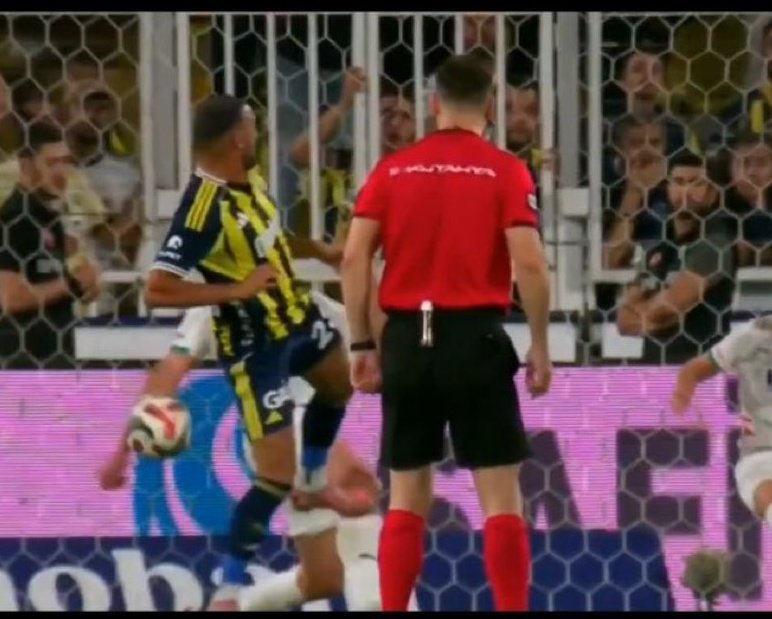 Fenerbahçe'nin Alanyaspor karşısında penaltı beklediği pozisyon.