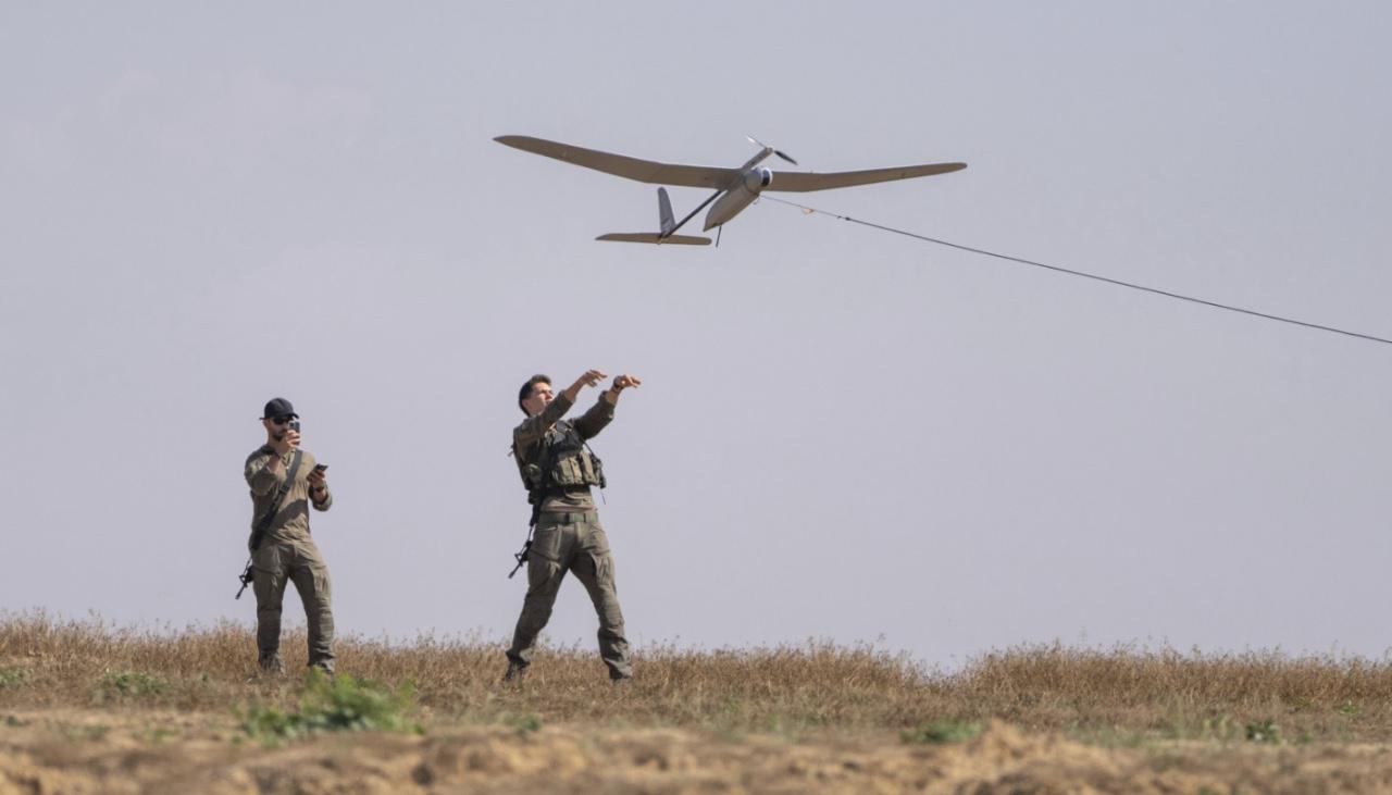 İsrailli askerler drone uçuruyor.