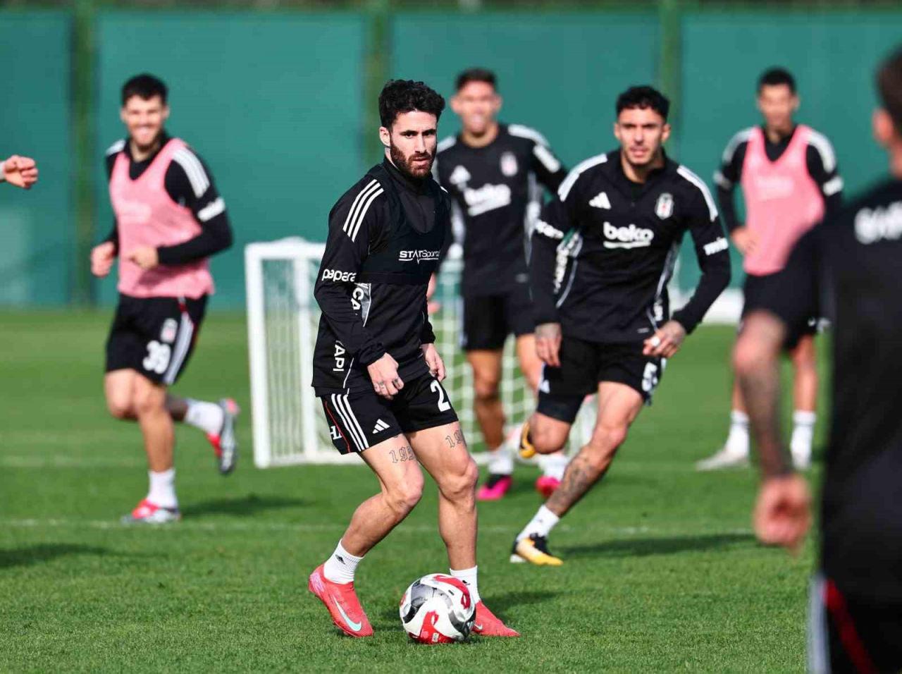 Beşiktaş antrenmanı. Rafa Silva günler sonra hafta içinde takımlara çalışmalara başladı.