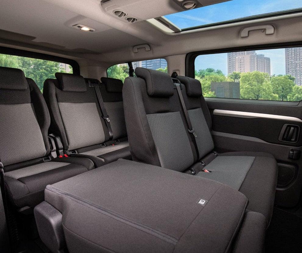 9 kişilik kapasitesi ve esnek 3+3+3 oturma düzeniyle Ulysse, hem aile kullanımında hem de profesyonel taşımacılıkta geniş alan ve yüksek konfor sunuyor.