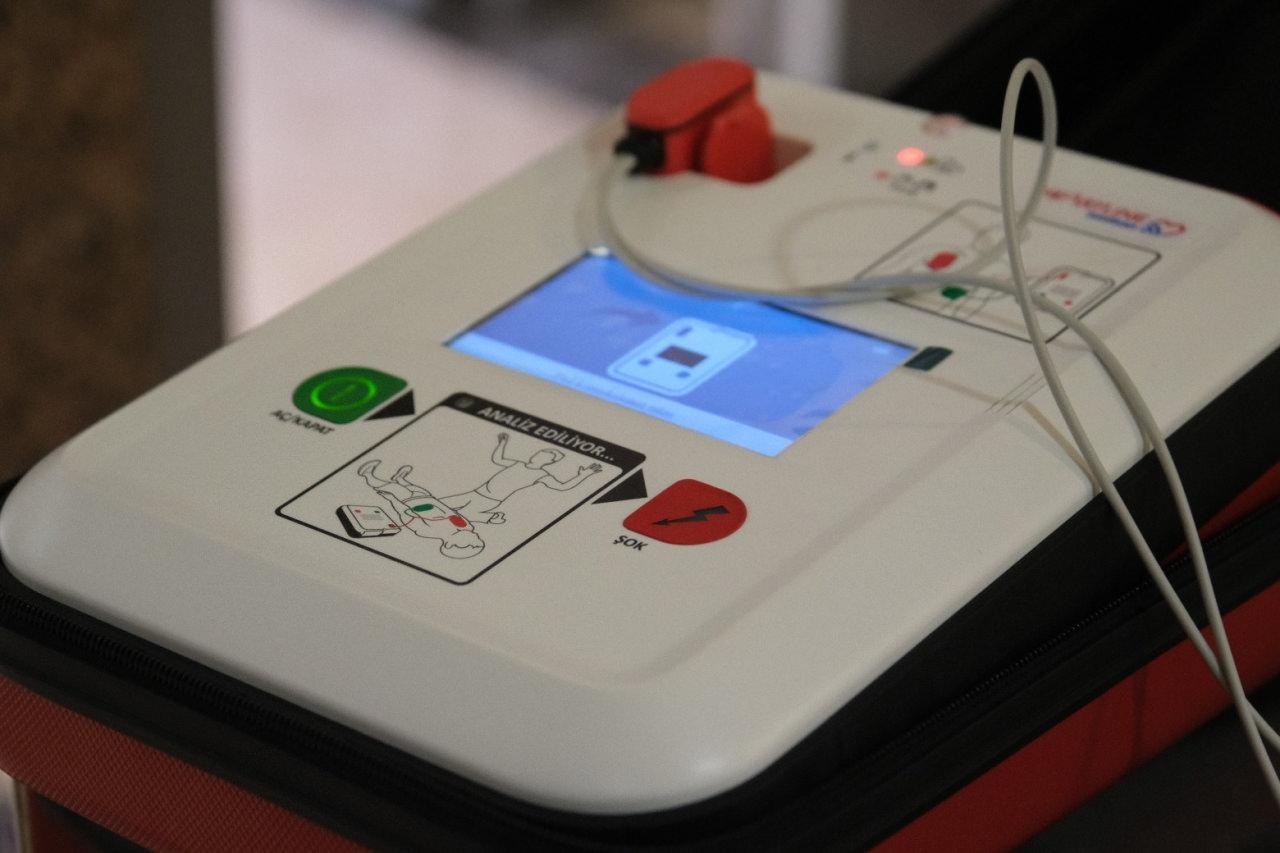 Hacettepe Üniversitesi'nde (HÜ), ani kalp durmalarında veya kalp krizi vakalarında ilk yardım müdahalesinde kullanılacak 55 Otomatik Eksternal Defibrilatör (OED) cihazı kullanıma sunuldu.