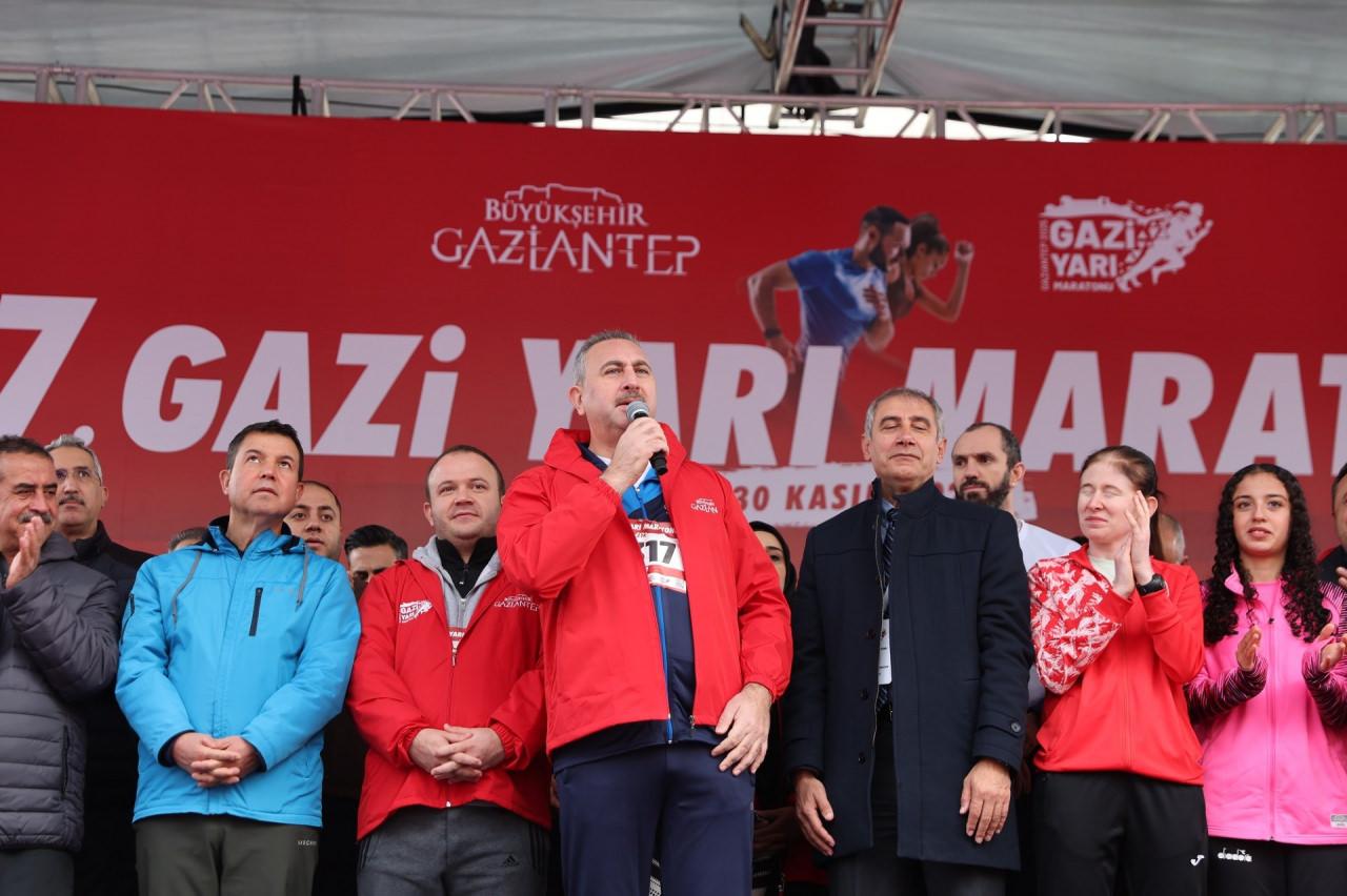 Etkinlikte AK Parti Grup Başkanvekili ve Gaziantep Milletvekili Abdulhamit Gül de vardı.