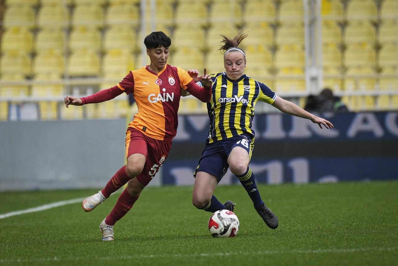 Kadın Futbol Süper Ligi'nde Fenerbahçe-Galatasaray mücadelesi Kadıköy'de oynandı