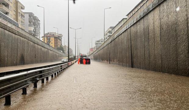 Alanya'da sağanak sonrası alt geçitte mahsur kalan 8 kişi kurtarıldı