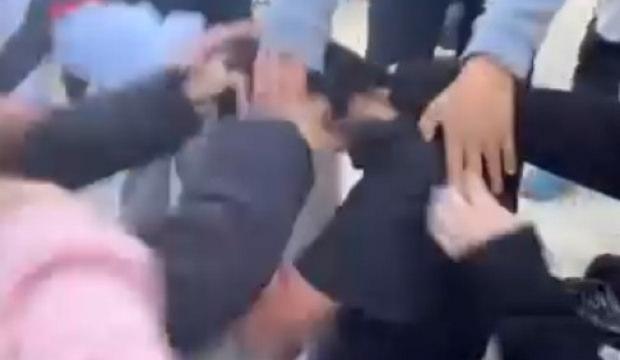 Antalya'da ilkokul bahçesinde akranları kız öğrenciyi acımasızca darbetti