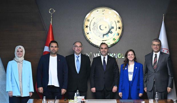 Bakan Kacır'dan Türk akademisyenlerin uluslararası başarısına övgü