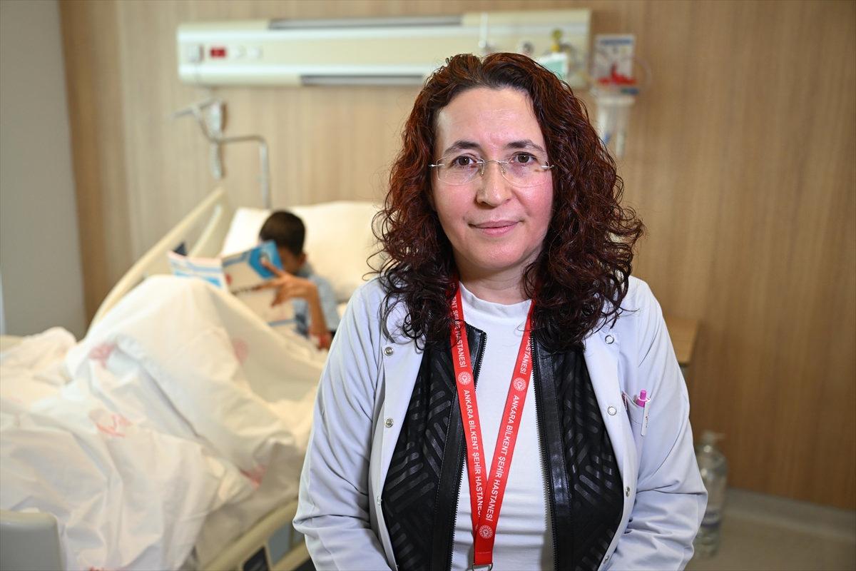 Milli Eğitim Bakanlığı tarafından görevlendirilen öğretmenlerin desteğiyle Liselere Geçiş Sistemi (LGS) kapsamındaki merkezi sınava hazırlanan 14 yaşındaki Cemal Göztak öğretmenleri ile birlikte hastane odasında ders çalışıyor.