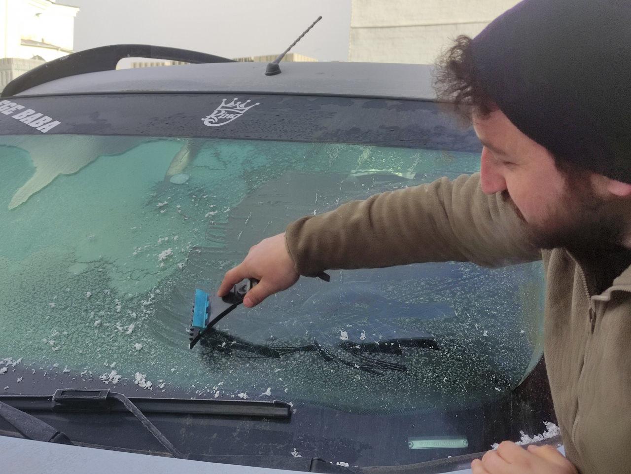 Soğuk hava nedeniyle, arabaların camları buz tuttu.