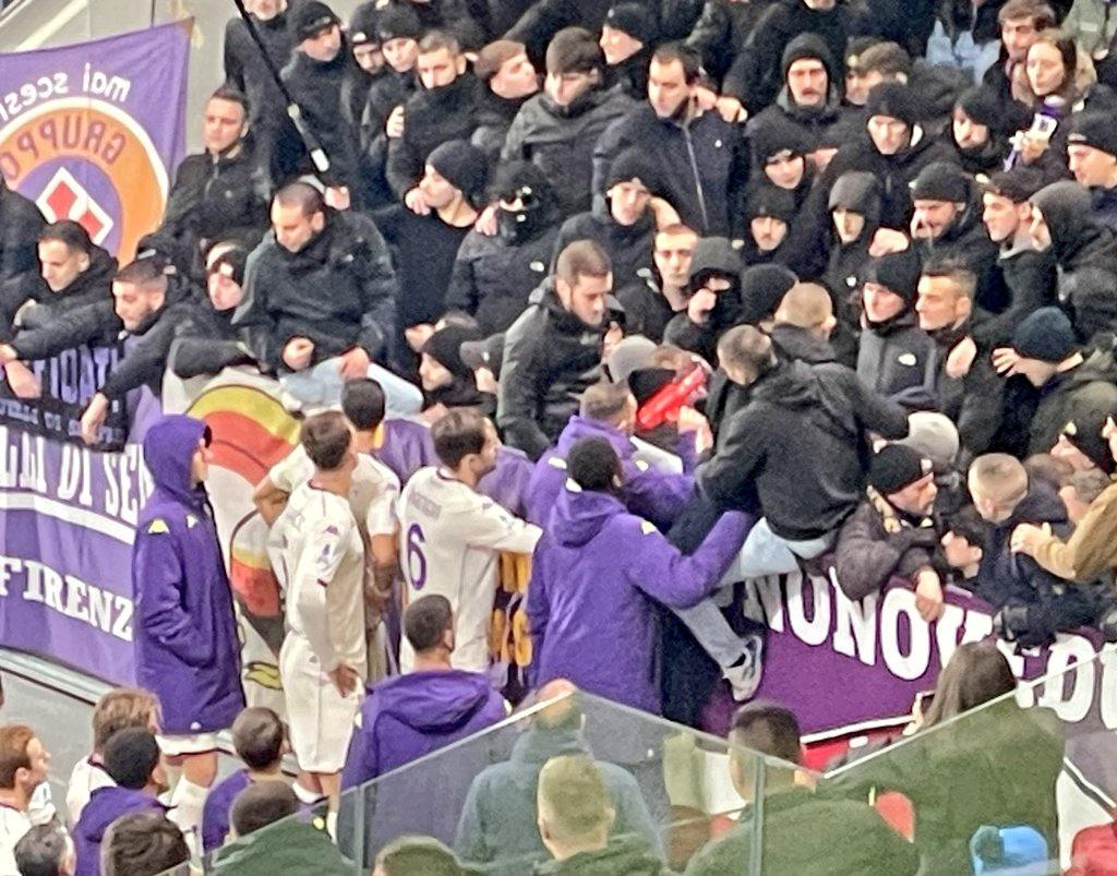 Edin Dzeko, Atalanta maçının ardından megafonla taraftara sesleniyor, 30 Kasım 2025