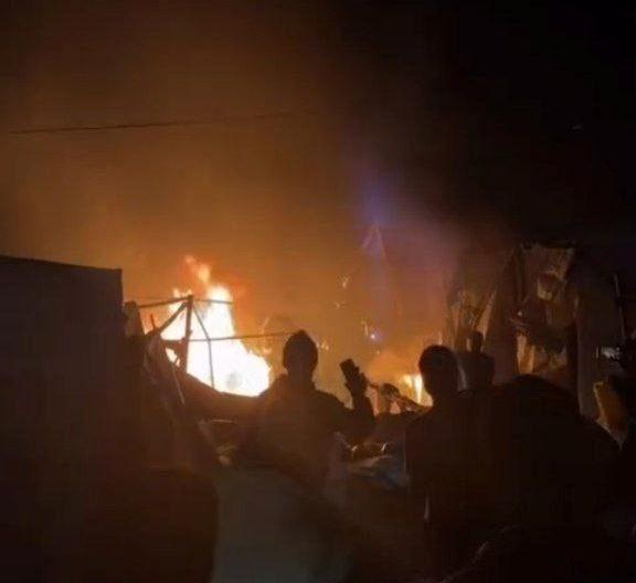 Siyonist İsrail, Han Yunus şehrinde yerinden edilmiş sivillerin çadırlarını hedef alarak gerçekleştirdiği ve içerisinde çocuklar da dahil olmak üzere sivillerin bulunduğu çadırları yaktı.