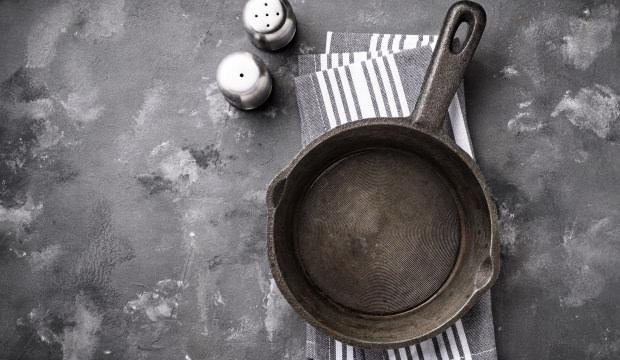 D&ouml;k&uuml;m tava nasıl temizlenir, paslanmadan nasıl korunur? İşte en etkili y&ouml;ntemler