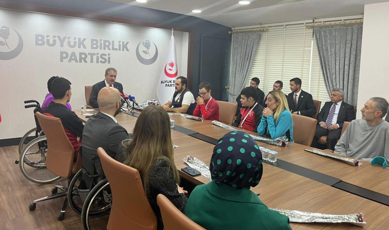 BBP lideri Mustafa Destici, partisinin genel merkez binasında düzenlediği “3 Aralık Dünya Engelliler Günü” kapsamında engelli vatandaşlar ile bir araya geldi.