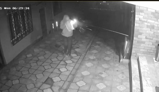 Dürümcüye 'intikam saldırısı' düzenleyen şüphelinin evini kurşunladılar