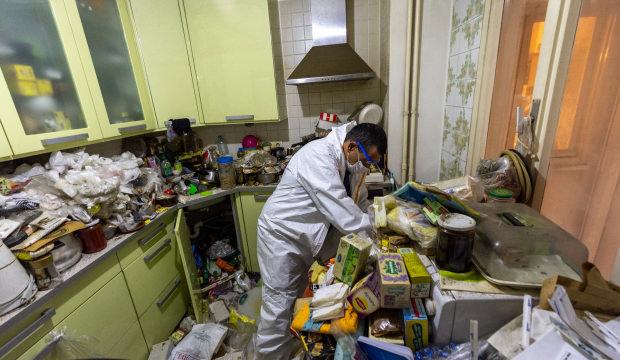 Eve giren ekipler şoke oldu: 4 kamyon çöp çıktı!