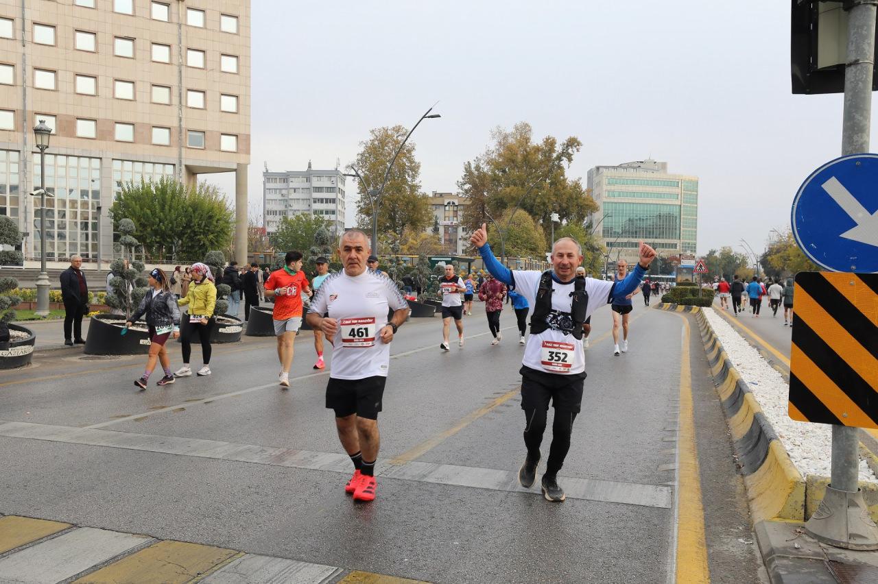 Maratonda koşan insanlar