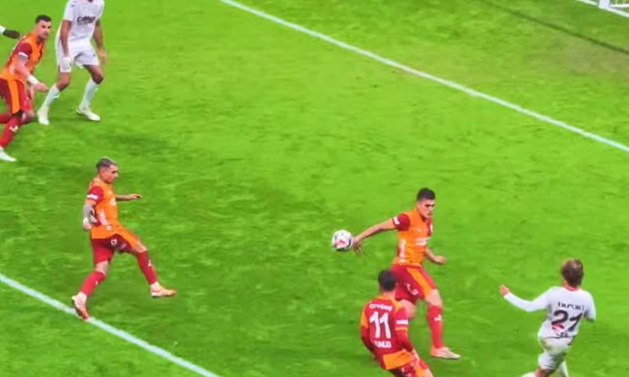 Yayıncı kuruluşun sağladığı bu fotoğrafta, Samsunspor'un penaltı beklediği pozisyon görülüyor.