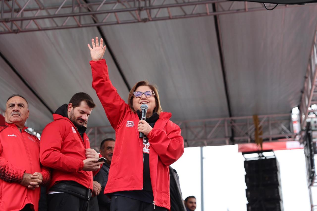 Gaziantep Büyükşehir Belediye Başkanı Fatma Şahin etkinlik öncesinde konuşma yaparken.