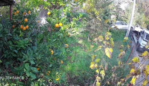 Geri viteste unuttu! Çekiciye yüklenen araç rampadan uçtu