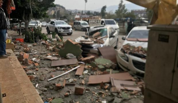 Hatay’da fırtınanın etkisiyle yıkılan duvar 3 arabaya ve 1 motosiklete zarar verdi