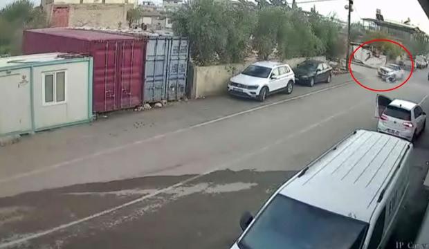Hatay’da otomobille çarpışan motosiklet sürücüsü havada taklalar attı