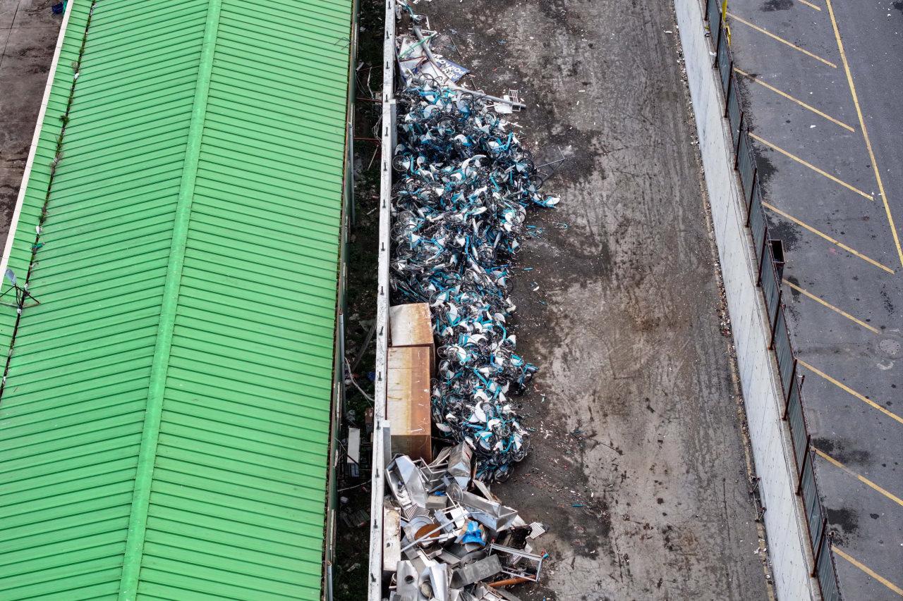 İstanbul'da bisikletle ulaşımı teşvik etmek amacıyla başlatılan ve iki yıldır hizmet vermeyen Akıllı Bisiklet Kiralama Sistemi'ne (İSBİKE) ait birçok bisiklet, Bayrampaşa'daki hurdalık alanda kırılarak hurda haline getirildi.