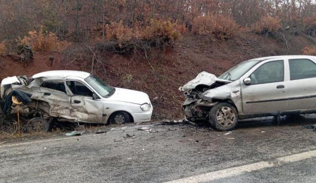 İki otomobil kafa kafaya &ccedil;arpıştı: 1 &ouml;l&uuml;, 1&rsquo;i ağır 2 yaralı