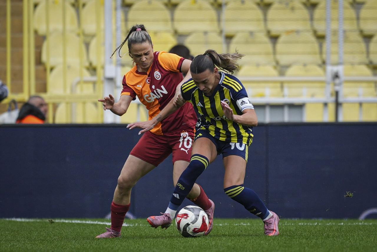Kadın Futbol Süper Ligi'nde Kadıköy'de oynanan Fenerbahçe-Galatasaray mücadelesi