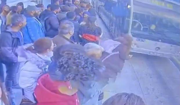 İstanbul'da kahreden kaza! 14 yaşındaki kız metrobüsün altında kaldı!  