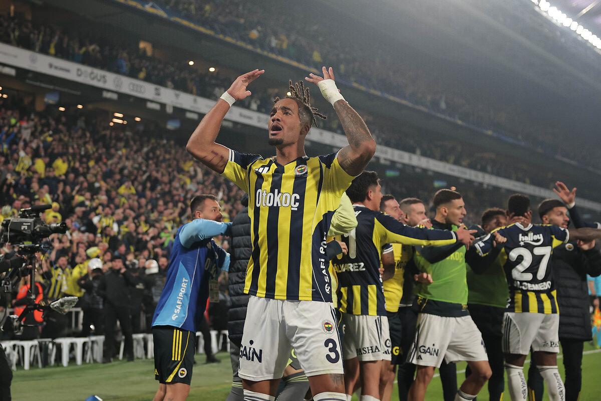 Fenerbahçe-Galatasaray derbisinden bir kare. Archie Brown gol sevcini yaşıyor.