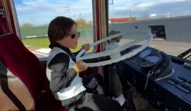 Kenan Sofuoğlu’nun oğlu Zayn, bu sefer de otobüs direksiyonuna geçti