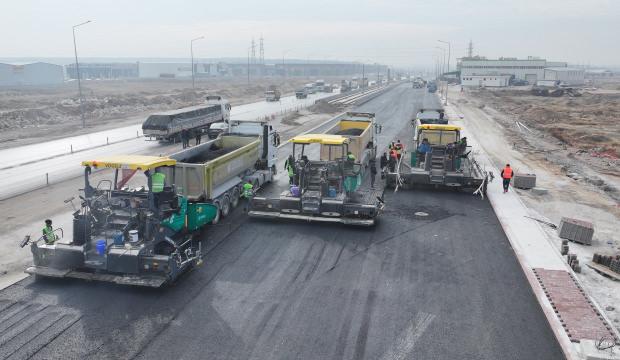 Konya Büyükşehir Aslım caddesinde yoğun asfaltlama çalışması yapıyor