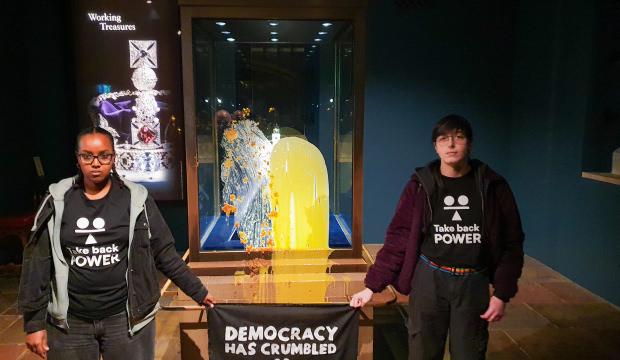 Kraliyet tacına muhallebili saldırı!