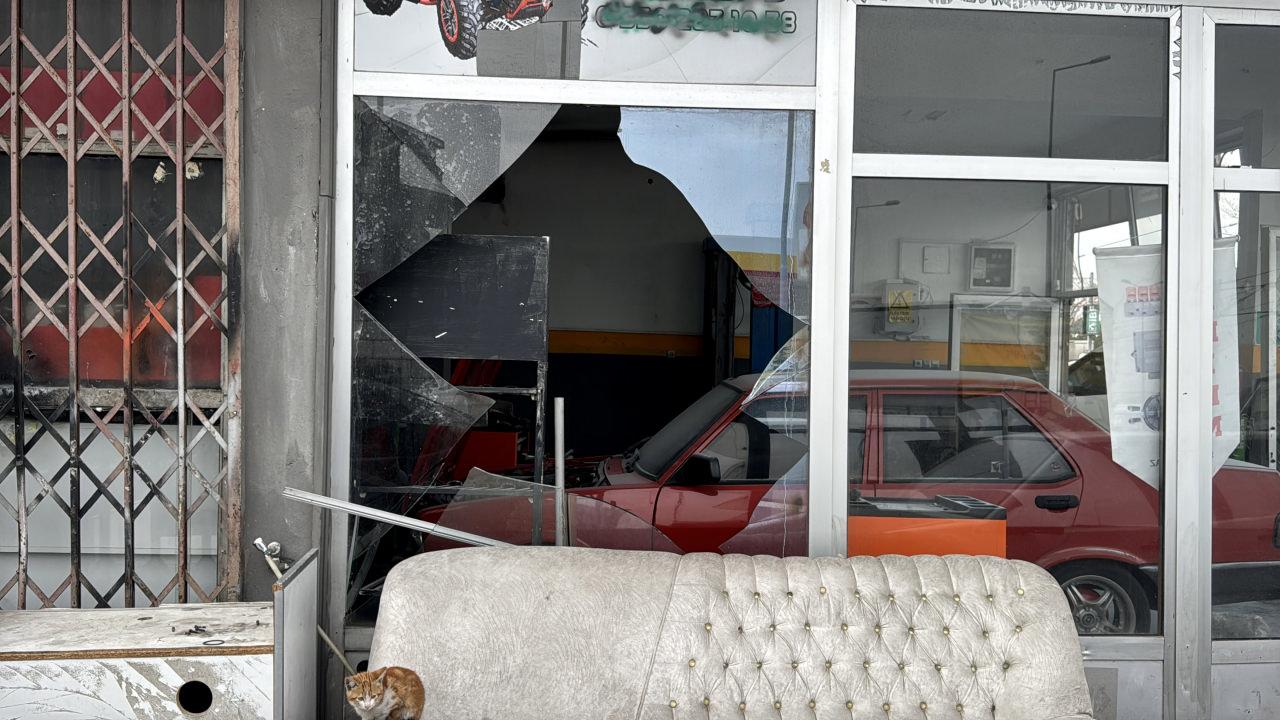 Patlamanın etkisiyle tamirhanenin camları da kırıldı.