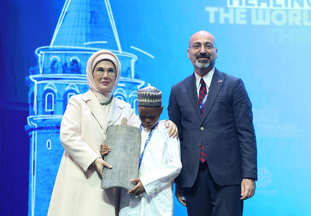 Nijer-Türkiye Dostluk Okulu'nda eğitim gören Rachid'ten Emine Erdoğan'a hediye