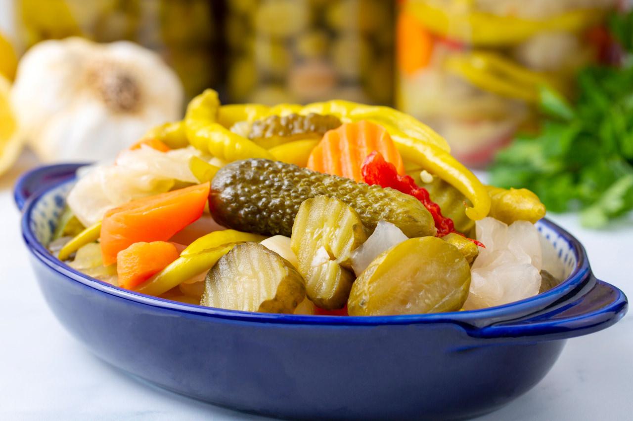 Mavi bir kapta karışık turşu