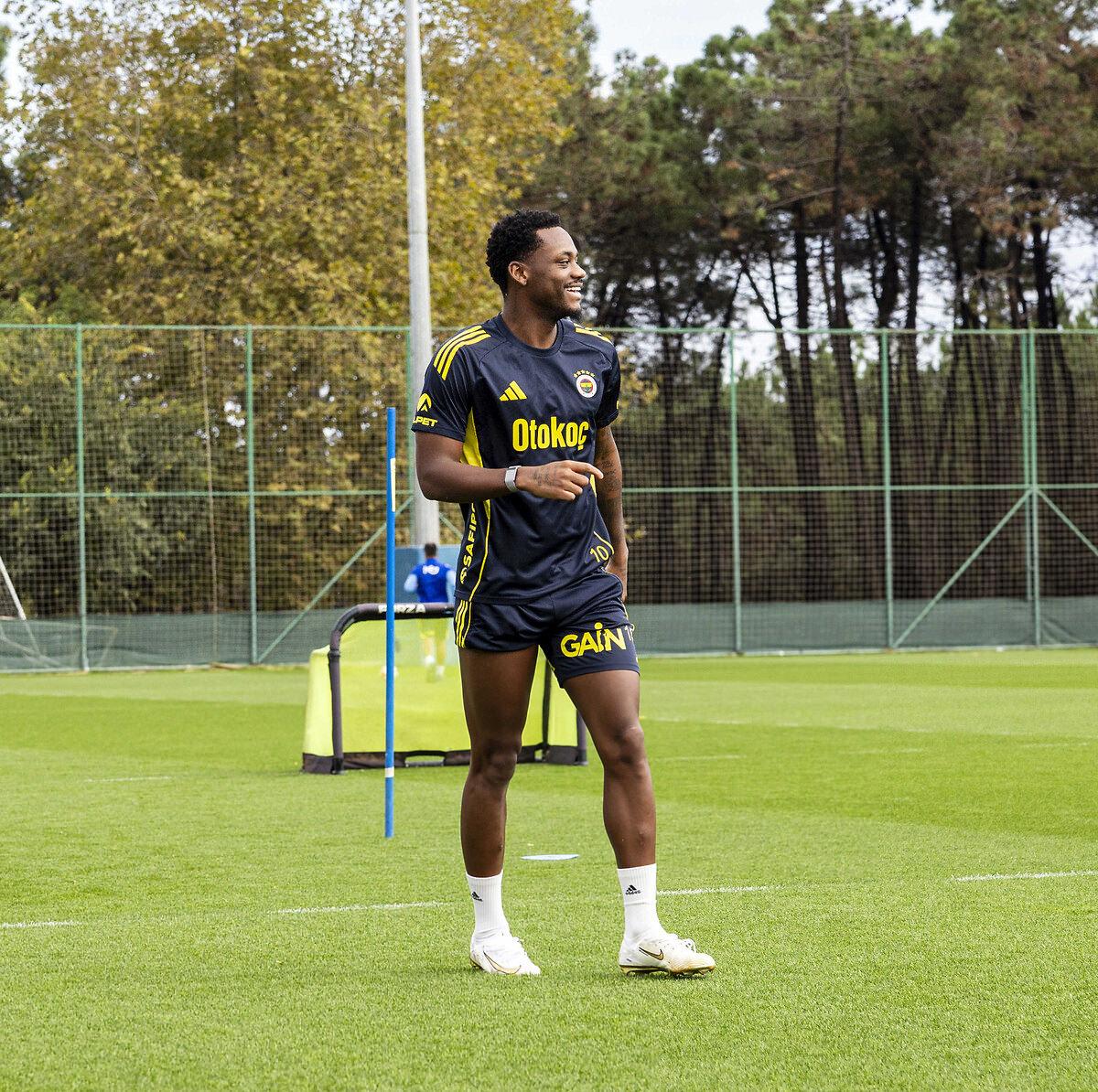 Fenerbahçe'nin forveti Jhon Duran takımla antrenmanda, 25 Ekim 2025