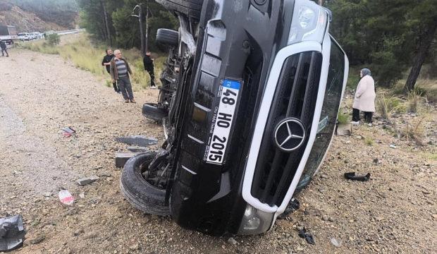 Muğla'da yolcu minibüsü devrildi: 3 yaralı