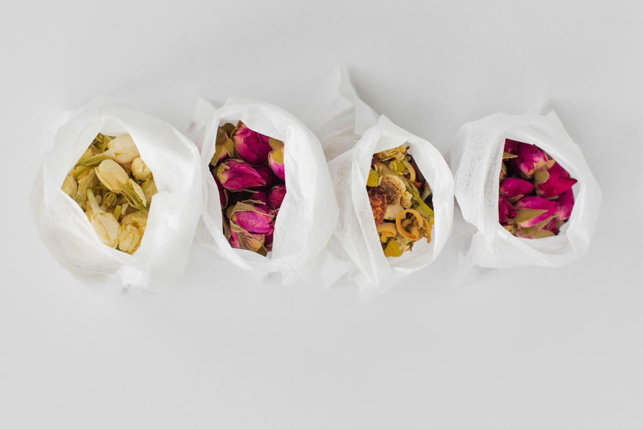 4 adet içerisinde bitkiler bulunan koku kesesi