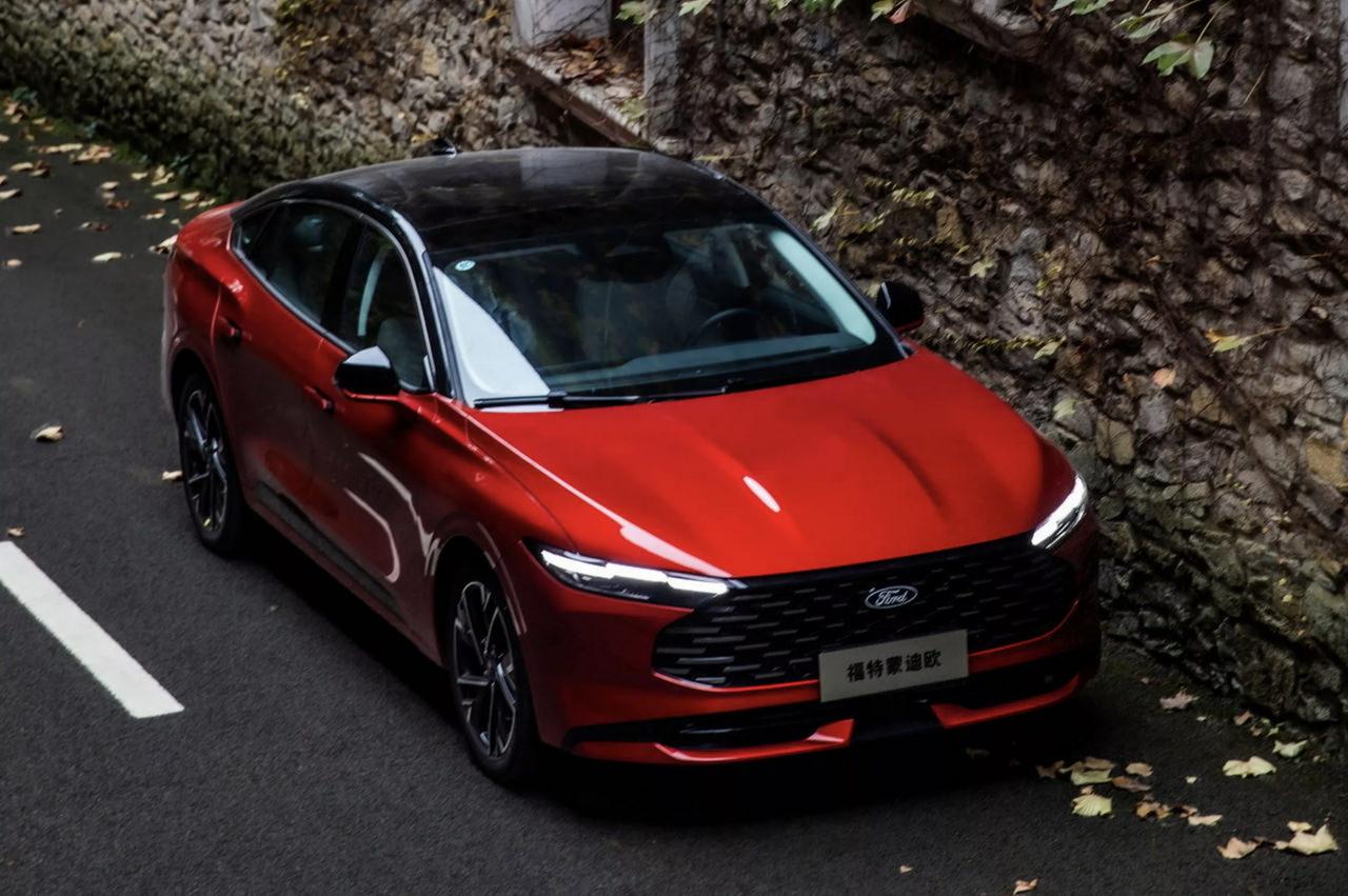 2026 Mondeo, kaslı duruşu ve keskin hatlarıyla sokakta dikkatleri üzerine çekiyor.