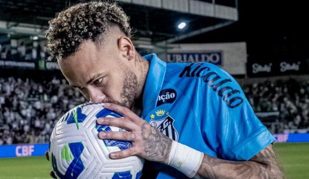 Neymar hat-trick yaptığı maçta Santos'u ipten aldı