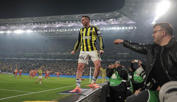 O anlar ekrana yansımadı! Dev derbinin önüne geçti